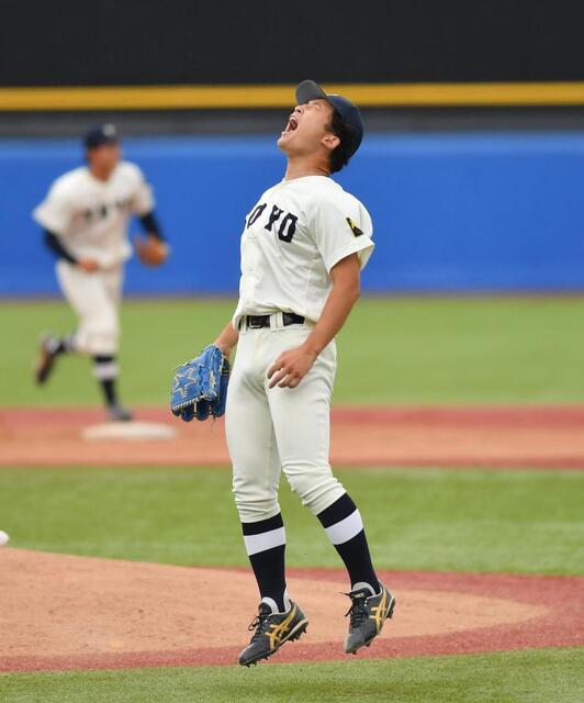 夏の甲子園と変わらぬ雄たけびだ！７回青学大２死一、二塁、ドラフト好捕の３番・小田康一郎を二直に打ち取り、のけぞって雄たけびを上げる東洋大・馬庭優太＝１４日、神宮球場（撮影・開出牧）