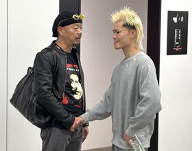 父・弘幸さん（左）からねぎらいの言葉をかけられ、涙をこらえる那須川天心＝２４日、トヨタアリーナ東京（撮影・棚橋慶太）