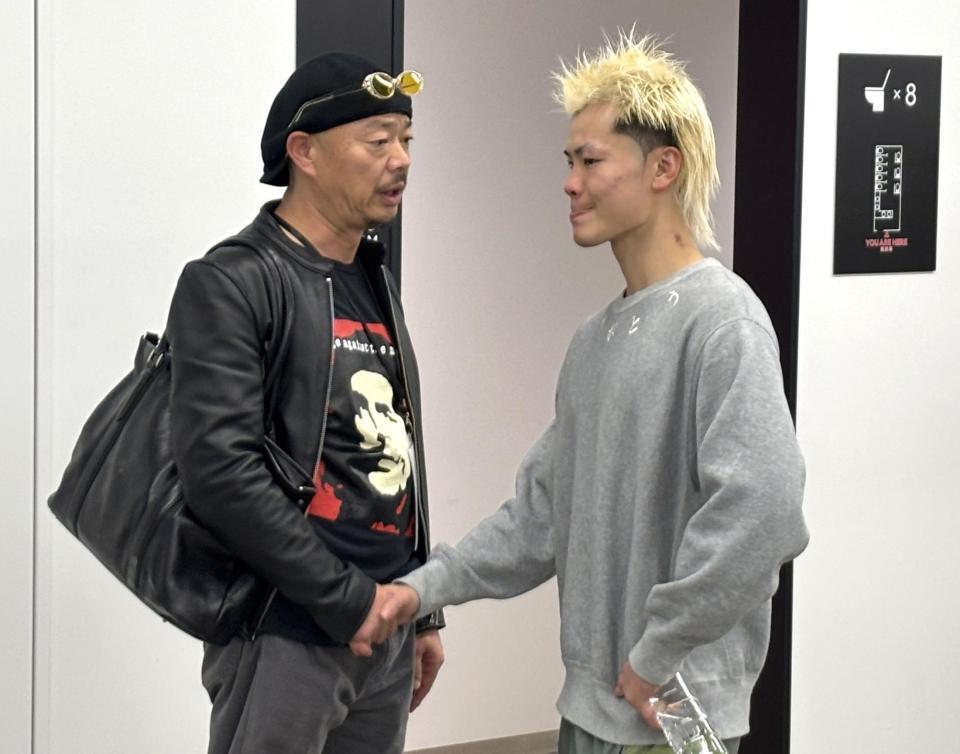 父・弘幸さん（左）からねぎらいの言葉をかけられ、涙をこらえる那須川天心＝２４日、トヨタアリーナ東京（撮影・棚橋慶太）