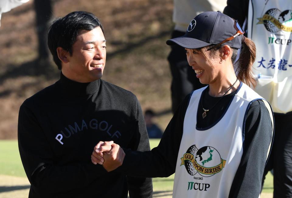 これぞ夫婦愛だ！１９位タイで最終日を終えたが、キャディーの妻・理乃さん（右）と笑顔で握手を交わす原敏之＝７日、東京よみうりＣＣ（撮影・開出牧）