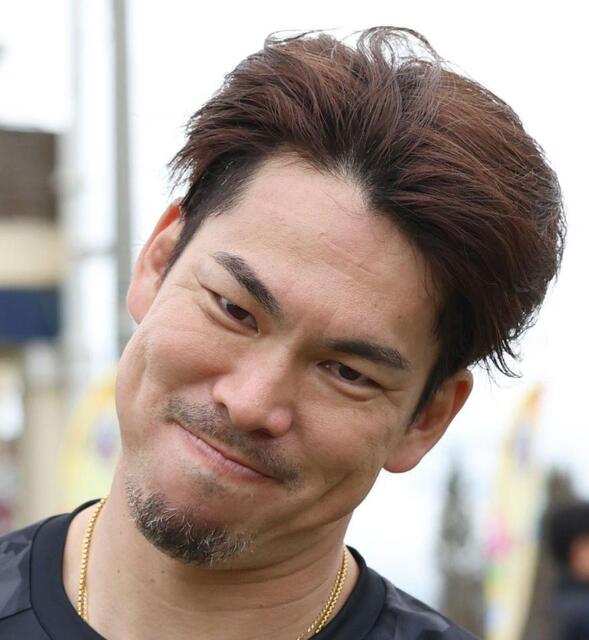 練習を終えて記者に近づく前田＝金武（撮影・佐々木彰尚）