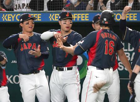 ２回、阪神・森下翔太、佐藤輝明にお茶たてポーズで迎えられるドジャース・大谷翔平（右）＝６日、東京ドーム（撮影・堀内翔）