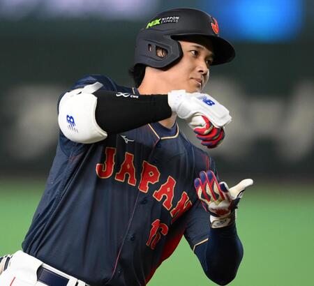 ２回、満塁本塁打を放ちお茶たてポーズを披露しながら三塁を回るドジャース・大谷翔平＝６日、東京ドーム（撮影・堀内翔）