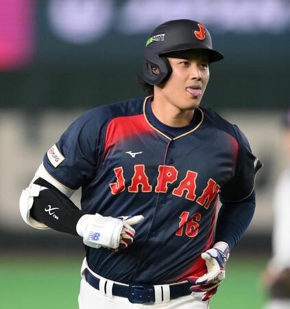 ２回、満塁本塁打を放ち舌を出しながら三塁を回るドジャース・大谷翔平＝６日、東京ドーム（撮影・堀内翔）