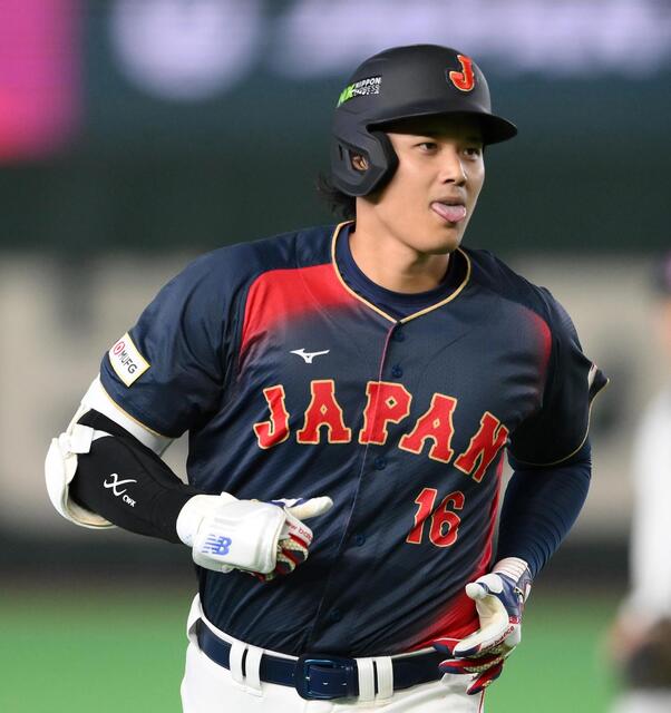 ２回、満塁本塁打を放ち舌を出しながら三塁を回るドジャース・大谷翔平＝６日、東京ドーム（撮影・堀内翔）