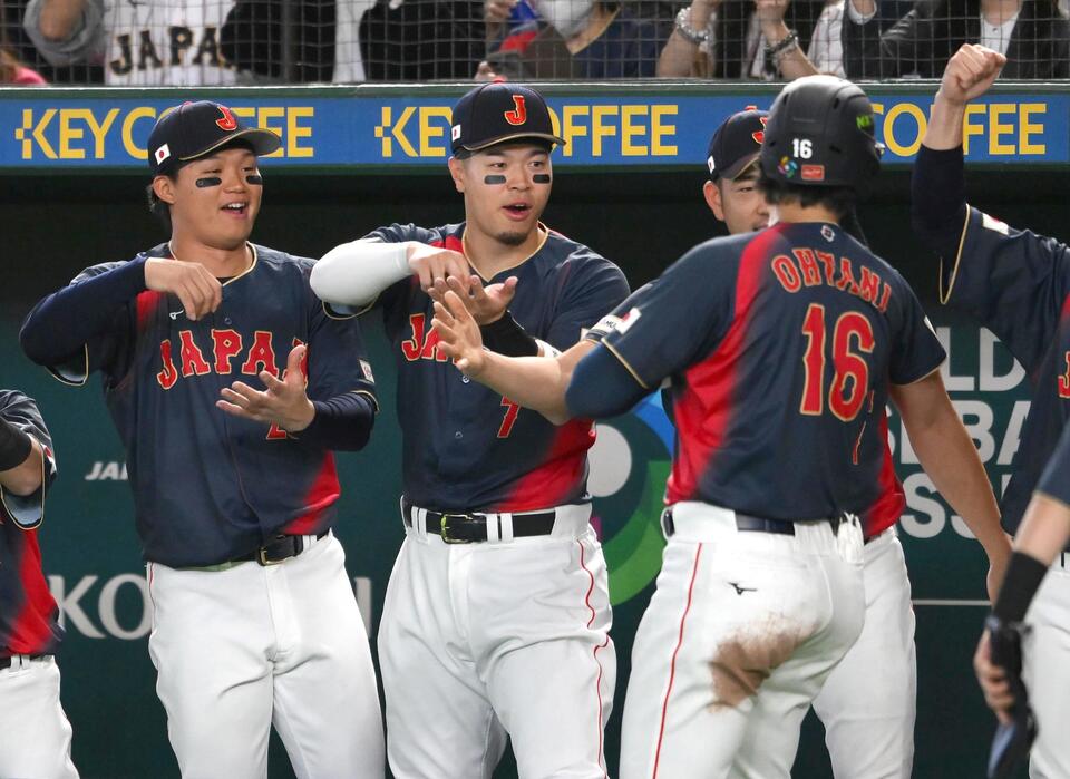 ２回、阪神・森下翔太、佐藤輝明にお茶たてポーズで迎えられるドジャース・大谷翔平（右）＝６日、東京ドーム（撮影・堀内翔）