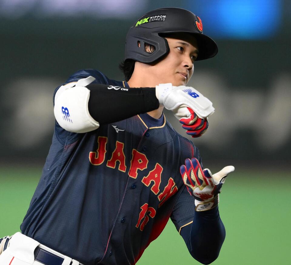 ２回、満塁本塁打を放ちお茶たてポーズを披露しながら三塁を回るドジャース・大谷翔平＝６日、東京ドーム（撮影・堀内翔）