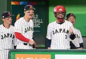 試合前に、ベンチでキャッチャーマスクをかぶる広島・小園海斗。爆笑する阪神・佐藤輝明と坂本誠志郎＝８日（撮影・堀内翔）