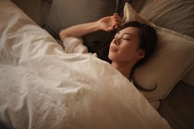 寝苦しい夜が増えてきましたが睡眠はしっかり取りたいものです（naka／stock.adobe.com）