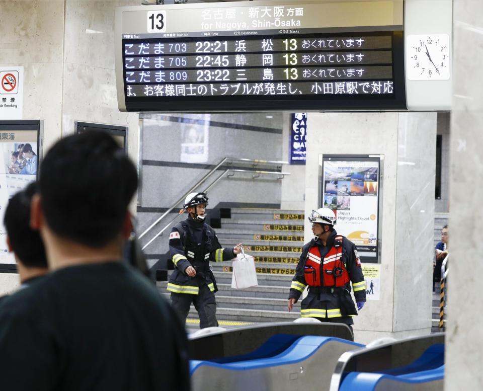 ６月９日夜、東海道新幹線の車内で人が刺された事件で、遅れを知らせるＪＲ小田原駅の電光掲示板（提供・共同通信社）
