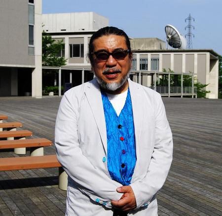 関西大学総合情報学部で教壇に立つ越前屋俵太