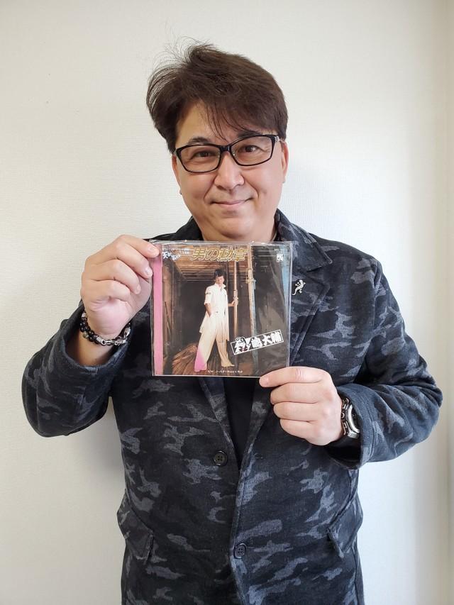 自身が所有する「男の勲章」のシングル盤を手にする嶋大輔。今年でデビュー４０周年を迎えた＝都内