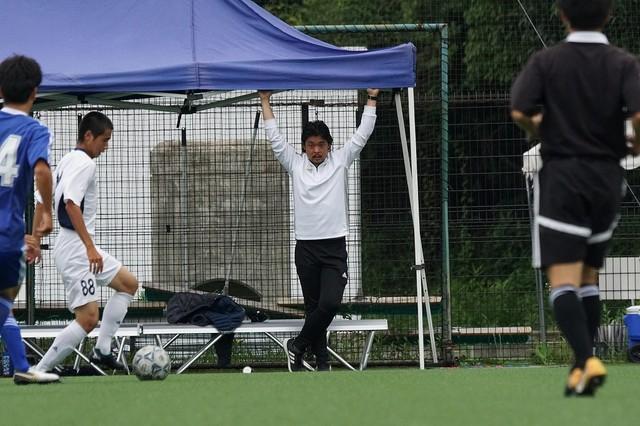 近江高の試合を見つめる前田高孝監督（撮影・蟹江恭代）