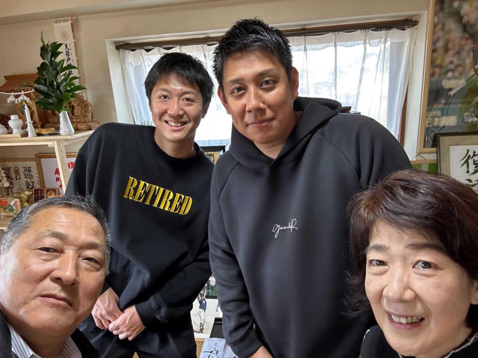 　横田さんの実家を訪問し、父・真之さん（前列左）、母・まなみさん（同右）と写真に納まる山本さん（後列右）と横山さん（同左）＝山本さん提供
