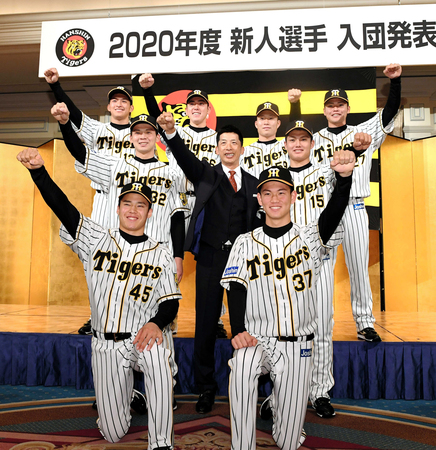 （手前右から時計回りに）及川雅貴、遠藤成、井上広大、奥山皓太、小川一平、藤田健斗、小野寺暖。