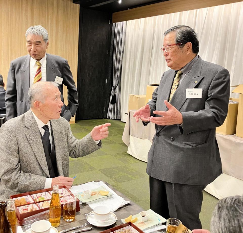 同郷の先輩・長池さん（左）と旧交を温める白石さん