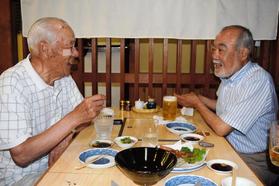 阪神&広島の今後の戦いを展望する小山氏(左)と安仁屋氏(右)=兵庫県・西宮市内=