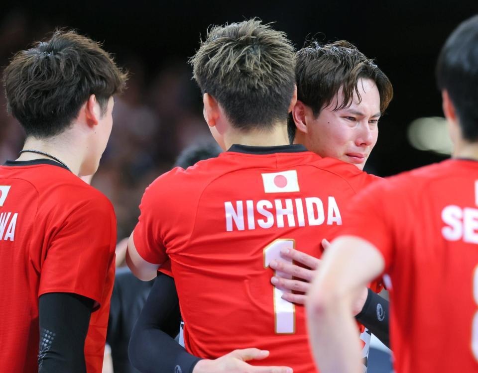 　涙を流しながら西田（１）、石川祐希（左）と抱き合う高橋藍＝５日、パリ南アリーナ