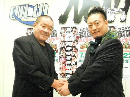 　握手を交わす藤原喜明（左）とモハメドヨネ＝東京・有明のノア