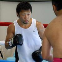 ミット打ちで汗を流す八重樫東