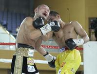 10回、テーパリット(右)からアッパーをもらう名城(撮影・石湯恒介)