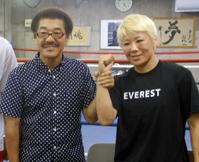 山口直子(右)と具志堅用高会長