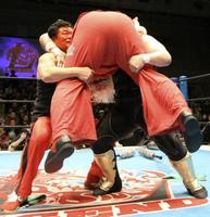 初代タイガーマスクとの連係で矢口壹琅にフィッシャーマンズ・スープレックスを放つ小林邦昭(左)