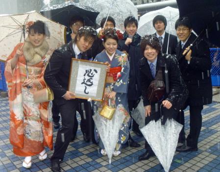 　成人式会場の横浜アリーナ前で友人たちと記念撮影に納まる橋本大地（左から２人目）