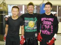 同門の前川龍斗(左)、佐藤鋼太(右)と肩を組む佐藤洋太