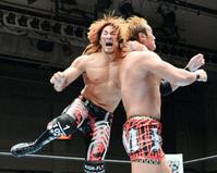 オカダ(右)にスリング・ブレイドを見舞う棚橋