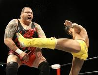 曙(左)の巨体に鋭い蹴りをぶち込む船木誠勝