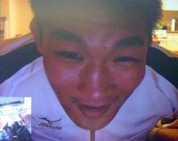 ロスの自宅からスカイプを通じて会見した石井