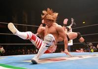 スリングブレイドを仕掛ける棚橋(撮影・石湯恒介)