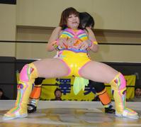 翔月なつみ(奧)に投げられないように必死に踏ん張る愛川ゆず季(撮影・片岡寛尚)