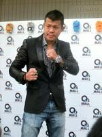 試合に向けてポーズを決める興毅