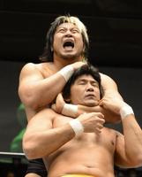 船木(下)を絞め上げる諏訪魔=後楽園ホール