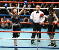 8回終了後、勝利を確信し東郷理代(右端)の前で会心のガッツポーズをする三好喜美佳(左)(撮影・園田高夫)