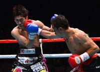 4回、フアンカルロス・レベコ(右)の右フックを顔面に受ける黒田雅之(撮影・持木克友)