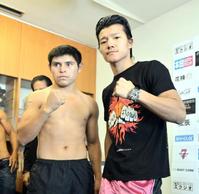 前日計量を行った亀田大毅(右)と対戦相手のファウスティーノ・クプル(撮影・田村亮介)