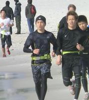 白良浜を走る一翔(左)ら