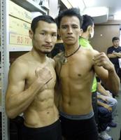 名城信男(左)とヨドチャンチャイ・ナコンルワンプロモーション