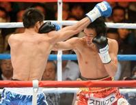 3回、マルコム・ツニャカオ(左)に右ストレートを放つ山中慎介