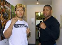 計量を終えて向かい合う藤本京太郎(左)とウォーレン