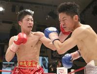 7回、佐野(右)に強烈な左パンチを打ち込む井上尚弥(撮影・武藤健一)