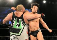 巨体の浜(左)をラリアートで粉砕する潮崎(撮影・棚橋慶太)