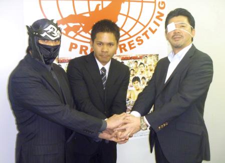 　全日本に入団した吉岡世起（中央、右は内田雅之社長、左はＨＡＮＺＯ）