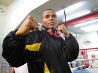 ファイティングポーズを決めるリボリオ・ソリス