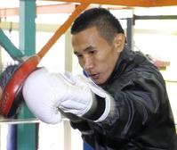 ミットに打ち込むウィサヌ・ゴーキャットジム(撮影・棚橋慶太)