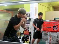 シャドーボクシングで汗を流す井岡一翔(手前)と宮崎