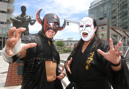 　デイリースポーツ本社を訪れ、２３日の大会をＰＲする（左から）大阪プロレスのブラックバファロー、松山勘十郎